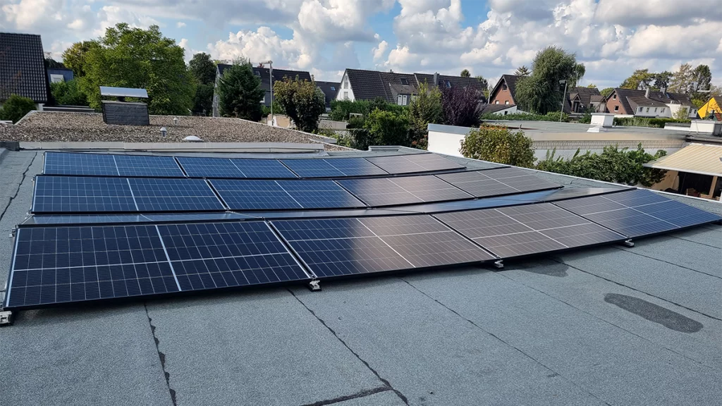 Photovoltaikanlage auf einer Doppelhaushälfte mit Flachdach in Düsseldorf