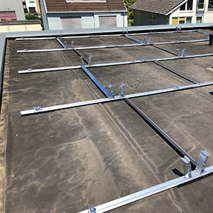 Unterkonstruktion der Solaranlage auf einem Flachdach