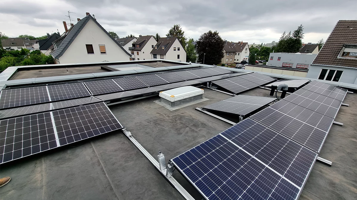 Solaranlage auf einem Flachdach in Köln