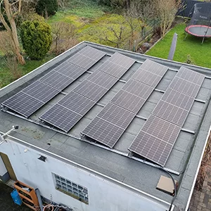 Photovoltaikmodule auf dem Flachdach der Garage