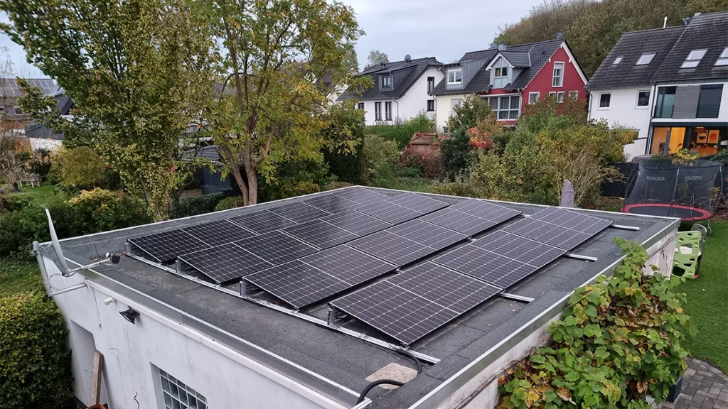 Referenz Solaranlage Einfamilienhaus mit unterschiedlichen Dachformen Köln Titelbild 2023